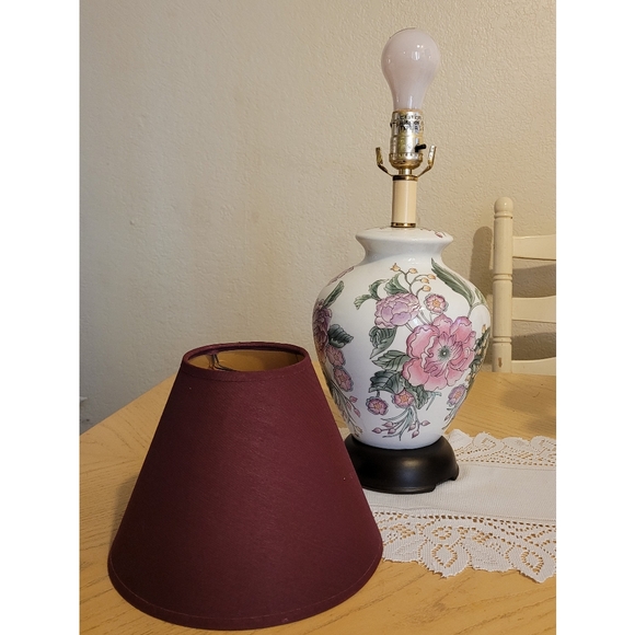 Beautiful Asian inspired pink floral lamp - Picture 3 of 3